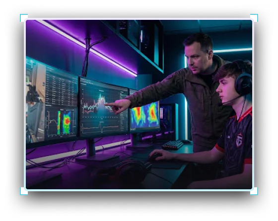 Treinador de eSports apontando para gráficos e estatísticas em um monitor enquanto orienta um jovem jogador em uma sala de treino futurista
